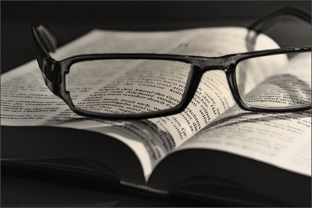brýle s knihou